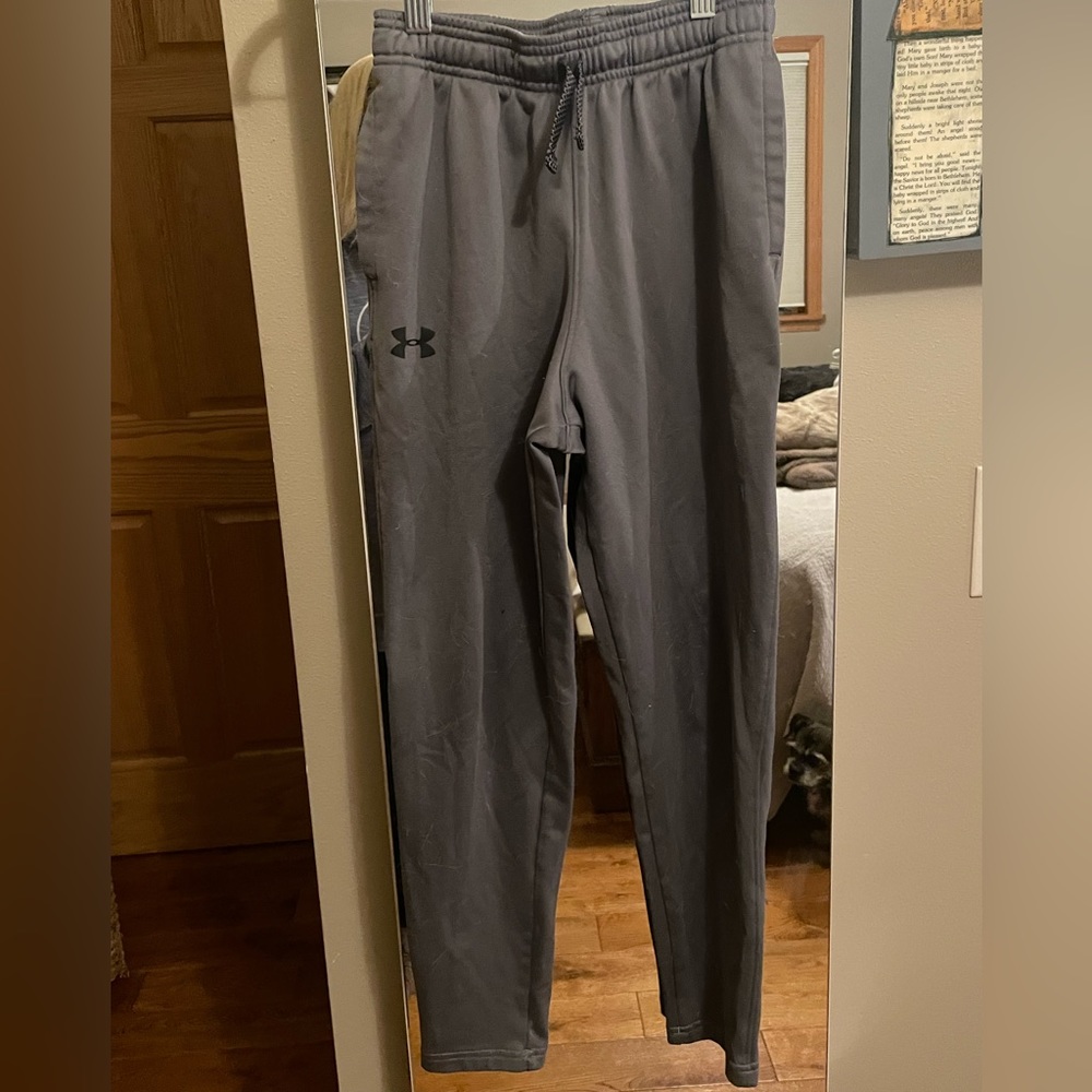 Under Armour athletic pants size you medium or YMD/JM/M; grey
